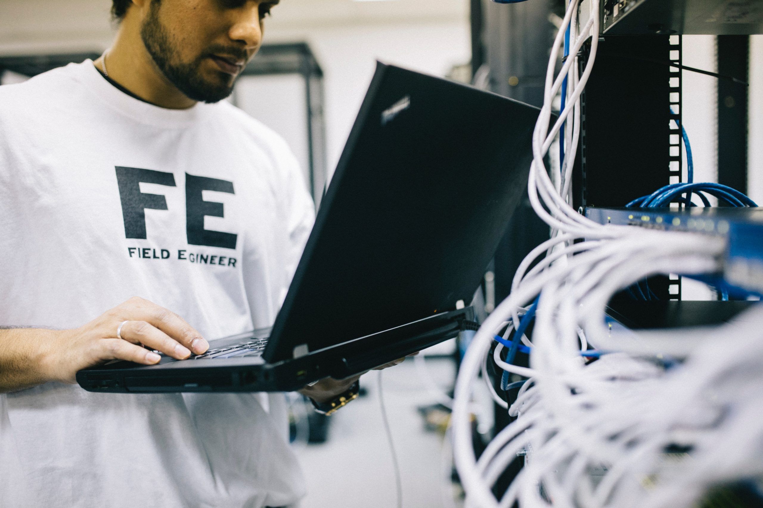Photo de Field Engineer: https://www.pexels.com/fr-fr/photo/homme-ordinateur-portable-industrie-cable-442152/
